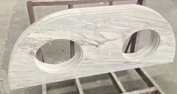 Hvítur marmara baðkari